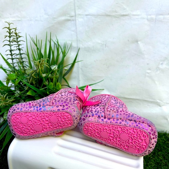 UGG
Kid's Jesse Bow II Spots
Pink Rose SPARKLE SUEDE
Size: 0/1 (0-6 Months) - Picture 9 of 16